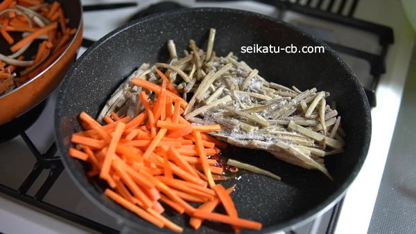 にんじんと冷凍ごぼうを炒める
