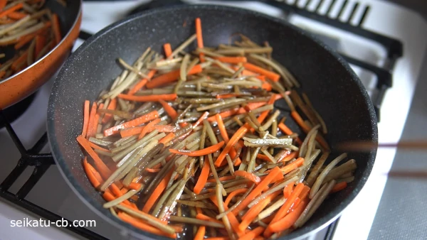 調味料を加えて煮詰める