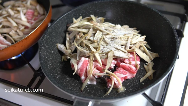 豚肉と冷凍ごぼうを炒める