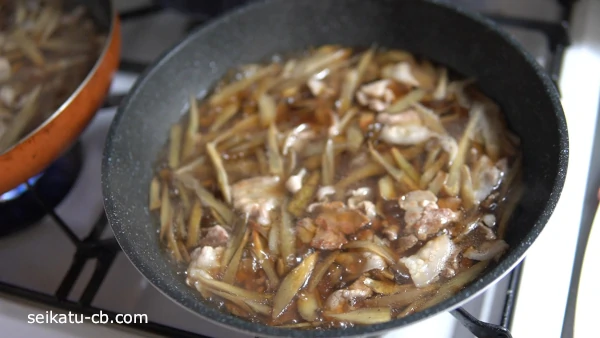 豚肉と冷凍ごぼうに調味料も加えて煮込む