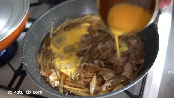 溶き卵を回し入れる