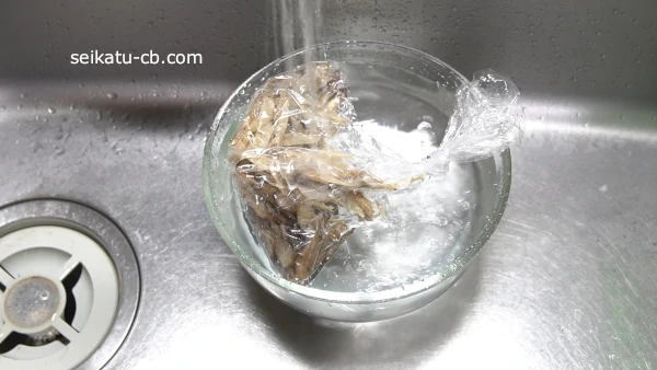 冷凍のごぼうのささがきを流水解凍する