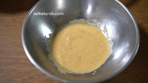 ボウルに調味料を入れて混ぜ合わせる