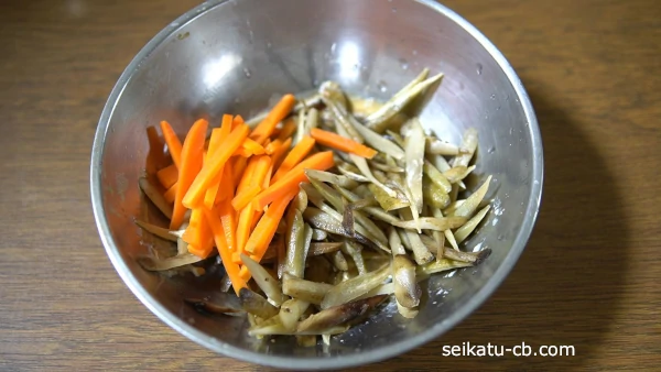 解凍したごぼうとにんじんを加えてよく和える