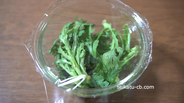 春菊を耐熱容器に入れてラップをのせる