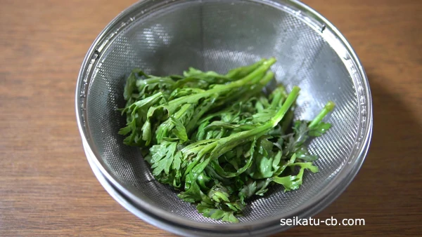 レンジで加熱した春菊をざるにあげて冷ます