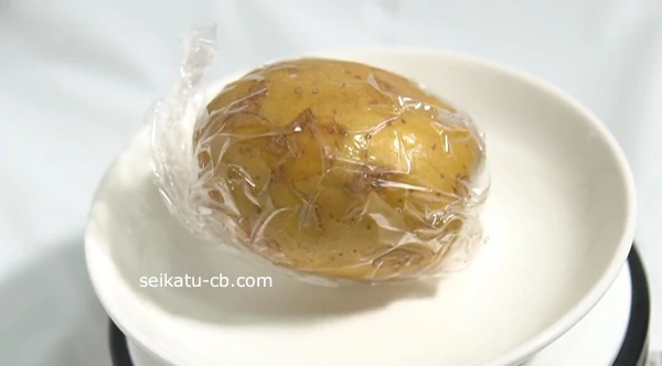 皮付きのじゃがいもをラップで包む