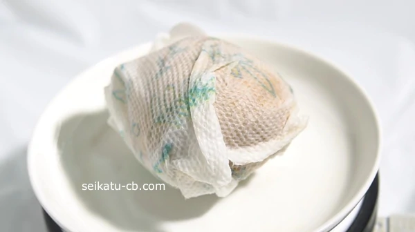 皮付きのじゃがいもを濡れたキッチンペーパーで包む