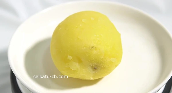 キッチンペーパーとラップで包んでレンジで加熱して皮をむいたじゃがいも