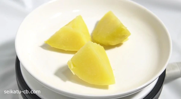 キッチンペーパーとラップで包んでレンジで加熱してカットしたじゃがいも