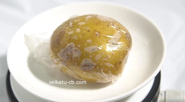 レンジで加熱したラップで包んだ皮付きのじゃがいも