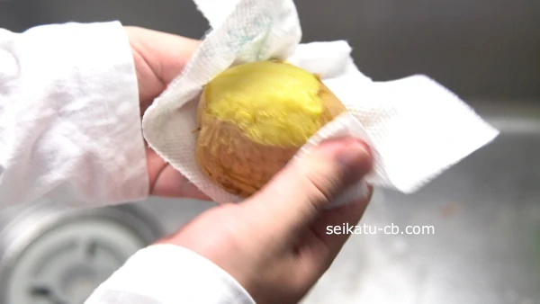 レンジで加熱したじゃがいもの皮をむく