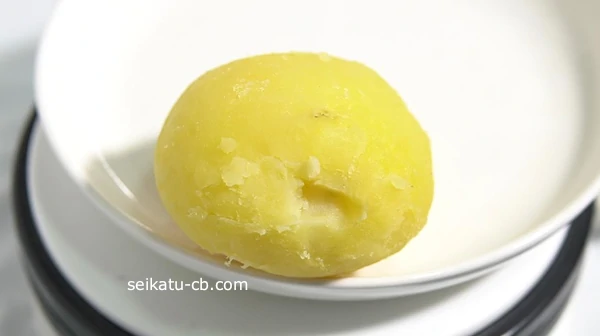レンジで加熱したじゃがいもに残った芯をくりぬく