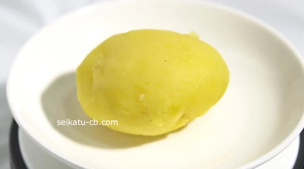 皮付きのままレンジで加熱したじゃがいも