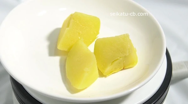 皮付きのままレンジで加熱してカットしたじゃがいも