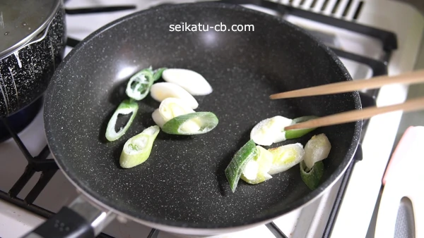 冷凍した長ねぎをフライパンで炒める