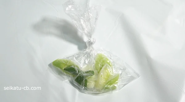 冷凍した長ねぎをポリ袋に入れて密封する