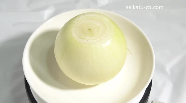 たまねぎの皮をむいて両端をカット