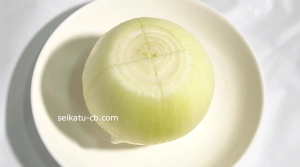 たまねぎの上半分に十字に切れ目を入れる