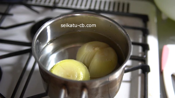 レンジで加熱したたまねぎ1個を鍋に入れて水を入れる