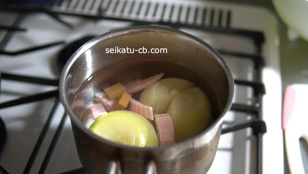 たまねぎと水とほかの材料も加えて火にかける