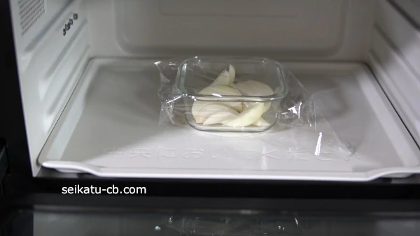 くし切りにしたたまねぎをレンジで加熱