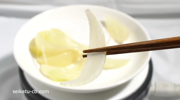 レンジで2分加熱したたまねぎが半透明に