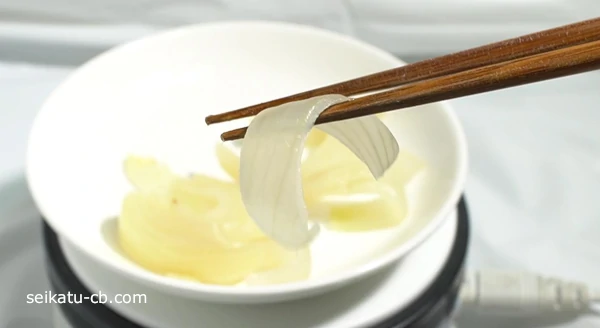 レンジで3分加熱したたまねぎが半透明に