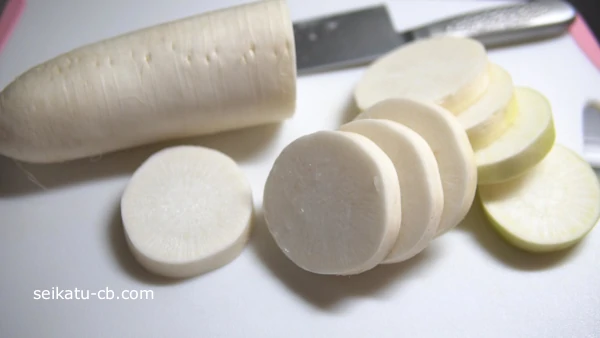 大根を1.5cm幅に輪切りにする