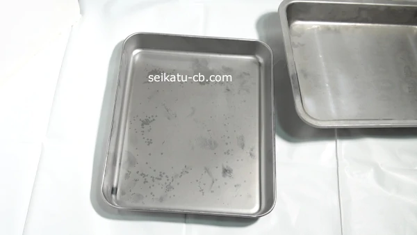 冷凍した金属トレイ