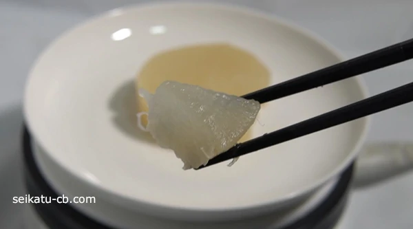 箸でつまんだ下茹でして急速冷凍した大根で作っただし煮