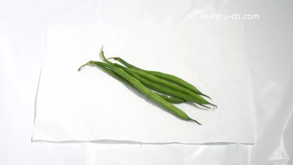 さやいんげんをキッチンペーパーの上に乗せる