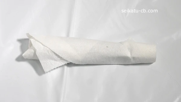 さやいんげんをキッチンペーパーで包む