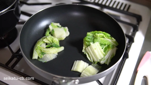 冷凍した白菜をフライパンで炒めて加熱解凍する