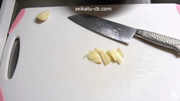 にんにくを薄切りに
