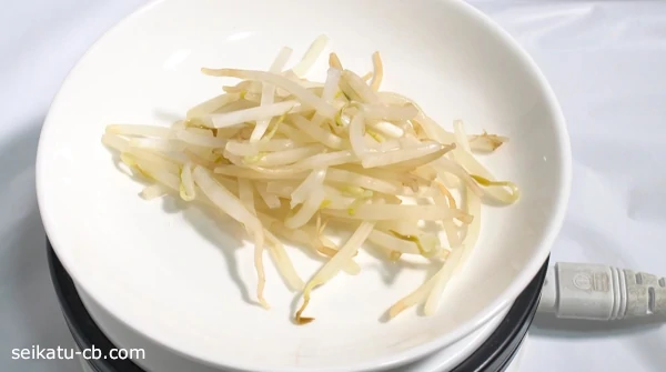 レンジで加熱した緑豆もやし