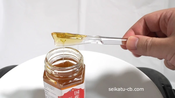 はちみつをすくったはちみつスプーンを回転させる