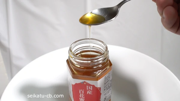 ステンレススプーンではちみつをすくう