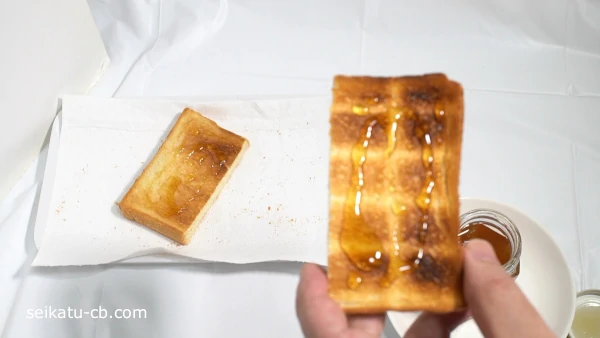 ステンレススプーンではちみつを塗ったトースト