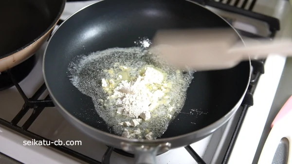 溶けたバターに薄力粉を加えて混ぜ合わせる