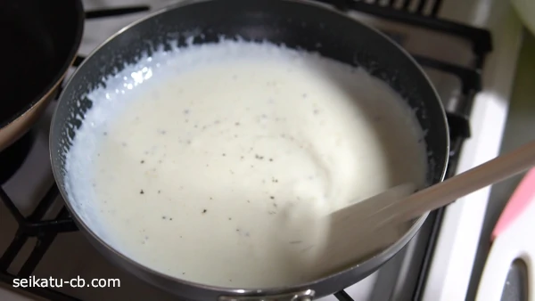 ホワイトソースに塩と胡椒を加えて味を調える