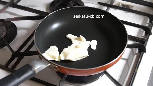 冷凍したホワイトソースをフライパンで加熱解凍する