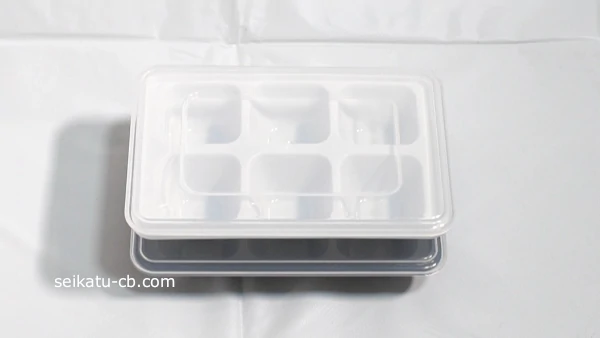 重ねて置いたダイソーの製氷皿