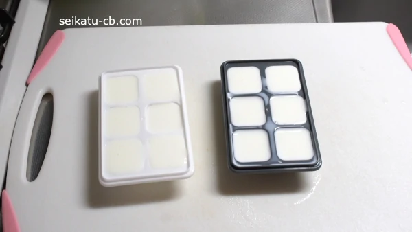 ダイソーの製氷皿に牛乳をそそぐ