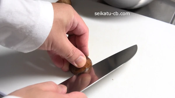 栗の底に包丁で切込みを入れる