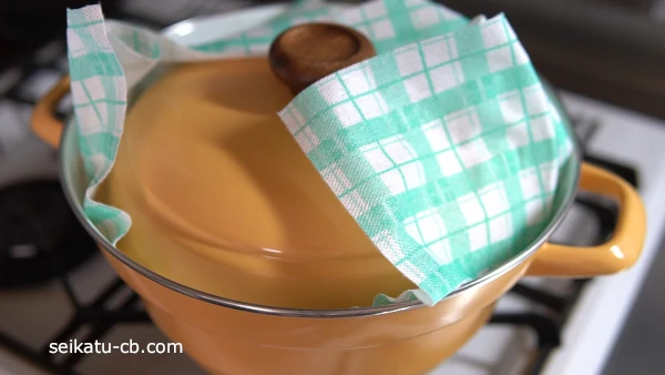 蓋をして栗を蒸す