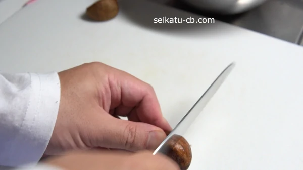 栗の底にさらに包丁で切込みを入れて十字に