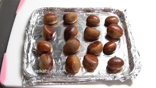 切込みを入れた栗を天板に並べる