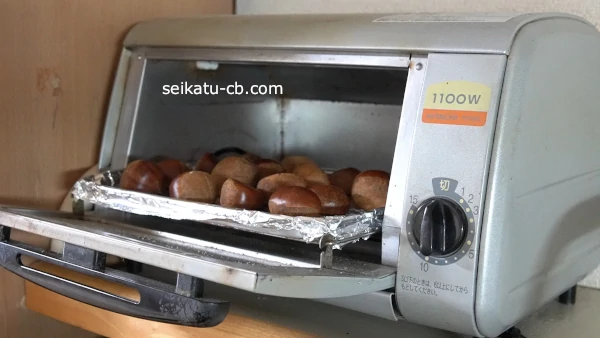 切込みを入れた栗をオーブントースターで焼く