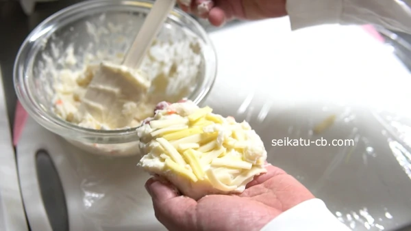 いももちの生地にチーズをのせる